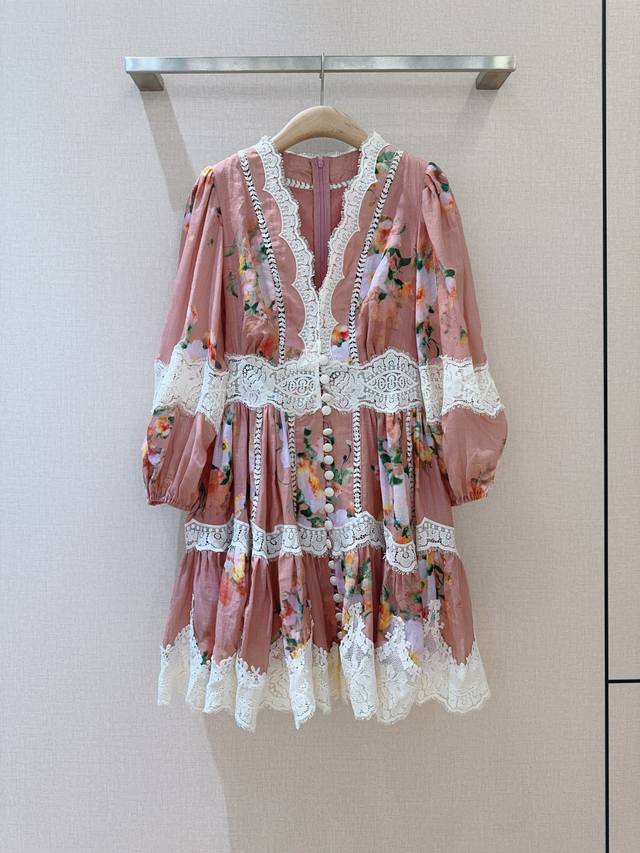 Zimmerm*A*N*N 蕾丝饰边迷你连衣裙 这款粉色水彩花卉图案，蕾丝饰边迷你连衣裙，选用亚麻面料制成，采用深V领型和宽大的灯笼袖设计，搭配松紧式袖口，前襟