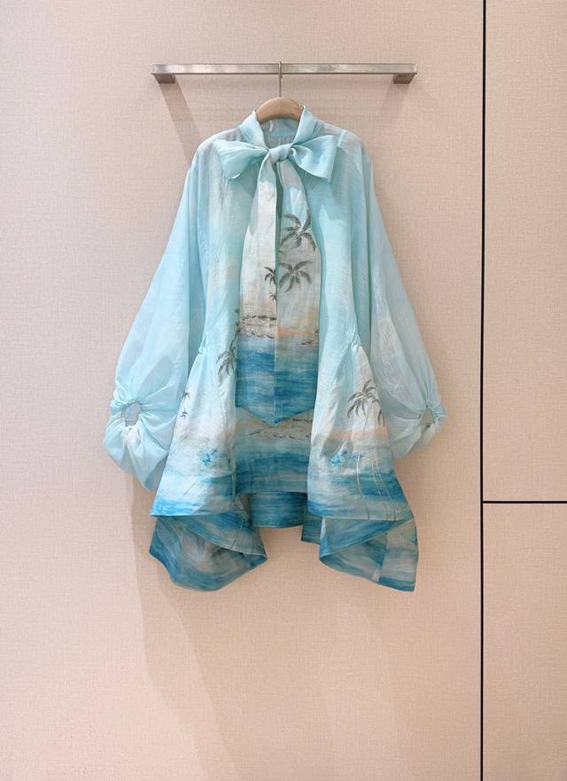 Zimmerm*A*N*N 蝴蝶结系带领迷你连衣裙 这款蓝色海景图案蝴蝶结系带领迷你连衣裙，选用桑蚕丝亚麻面料制成，采用V型领口设计，领口配可调节式系带细节，运