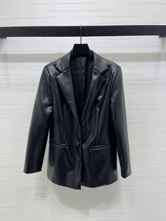 上新原单高端品质 prad* 2025秋冬最新系列！徽标西装廓形皮外套！定制pu皮材质 质感上乘 光泽舒适 裁剪垂顺流畅 垫肩西装搭配枪驳式翻领 后腰立体开衩修