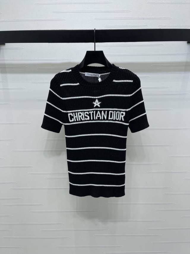 上新原单高端品质 Dio* 2025秋冬最新系列！圆领条纹针织短袖！定制羊毛纱线织造 透气舒适 质感十足 修身短袖裁剪 上身呈现休闲慵懒的穿搭格调 通体黑白条纹