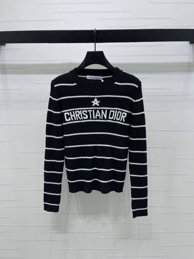 上新原单高端品质 Dio* 2025秋冬最新系列！圆领条纹针织上衣！定制羊毛纱线织造 透气舒适 质感十足 修身长袖裁剪 上身呈现休闲慵懒的穿搭格调 通体黑白条纹