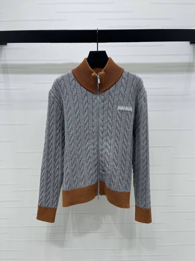 上新原单高端品质 Miumi*2025早秋最新系列！棒球麻花针织外套！定制羊毛纱线织造 质感高级 品相十足 常规针织拉链棒球外套版型 大身通体以宽螺纹包边弹力收