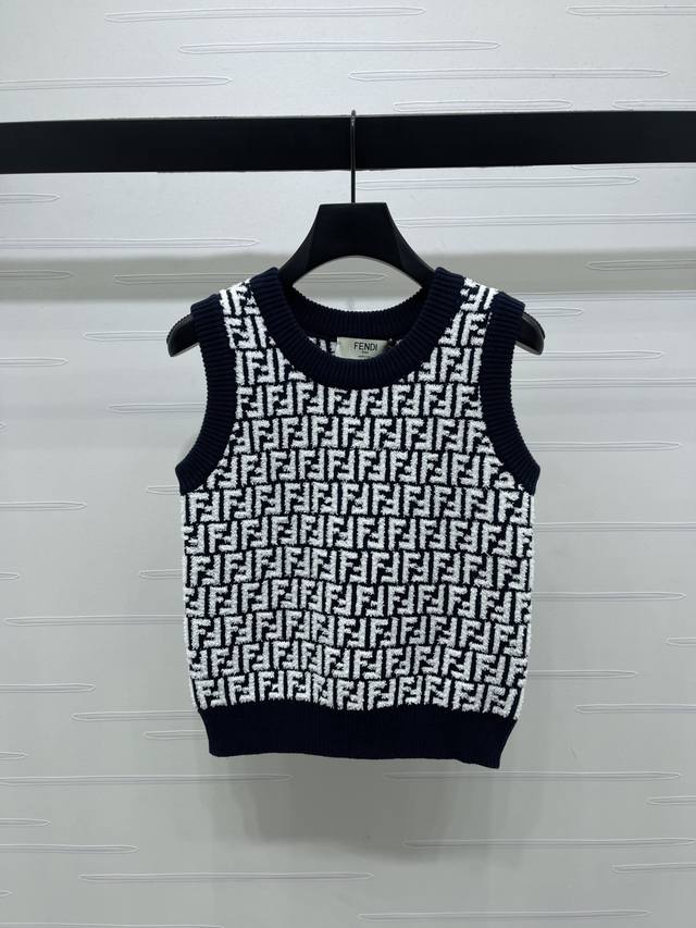 上新原单高端品质 Fend* 2025秋冬最新系列！双F针织背心！定制羊毛针织材质 质感高级 毛量明显 针织背心剪裁 通体满印双F提花毛线颗粒感十足 彰显华丽的