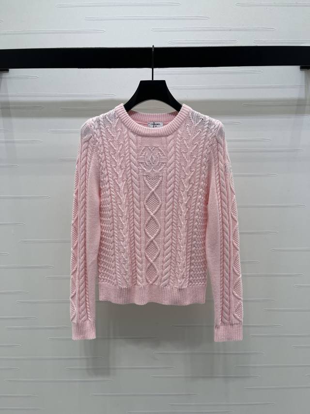 上新原单高端品质 Chane* 2025秋冬最新系列！圆领针织长袖上衣！定制进口羊毛针织材质 舒适柔软 大身沿用竖列麻花肌理配合菱格纹钩针设计 袖口衣摆螺纹包边