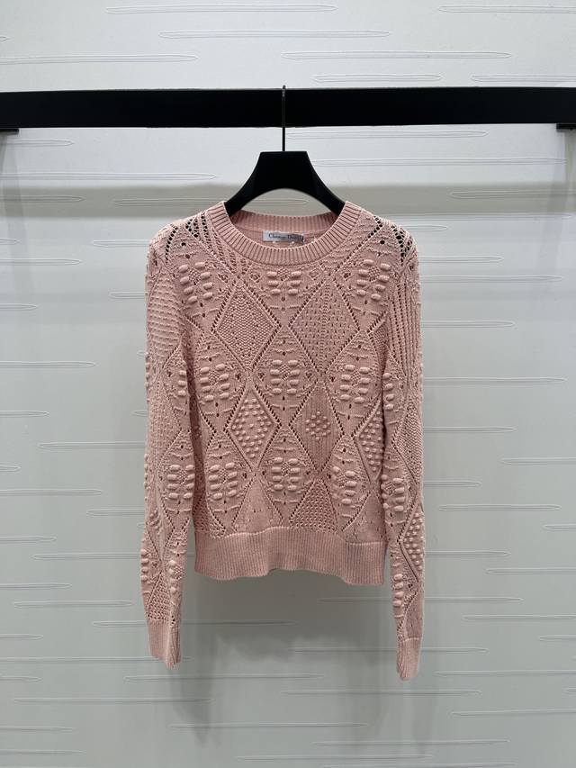 上新原单高端品质 Dio* 2025秋冬最新系列！镂空提花针织套头毛衣！定制全棉纱线织造，提花工艺处理，呈现立体凹凸造型，针织圆领套头毛衣版型，成衣后领口蜜蜂刺