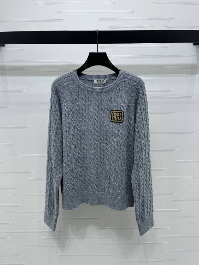 上新原单高端品质 Miumi*2025早秋最新系列！麻花编织套头长袖毛衣！定制羊毛纱线织造 质感高级 挺括有型 通体麻花钩针纹理 突出温柔气质 袖口和衣摆弹力弹