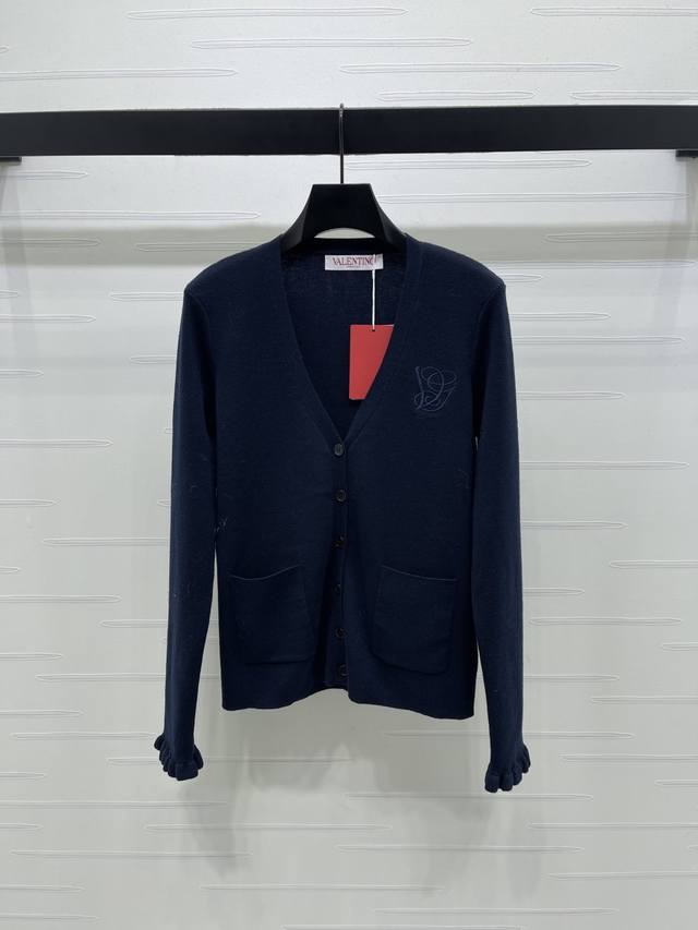 上新原单高端品质 Valentin*2025秋冬最新系列！V领长袖开衫！定制羊毛纱线织造 质感舒适 弹力好穿 V领长袖开衫裁剪 通体素色打底 增加搭配丰富度 胸