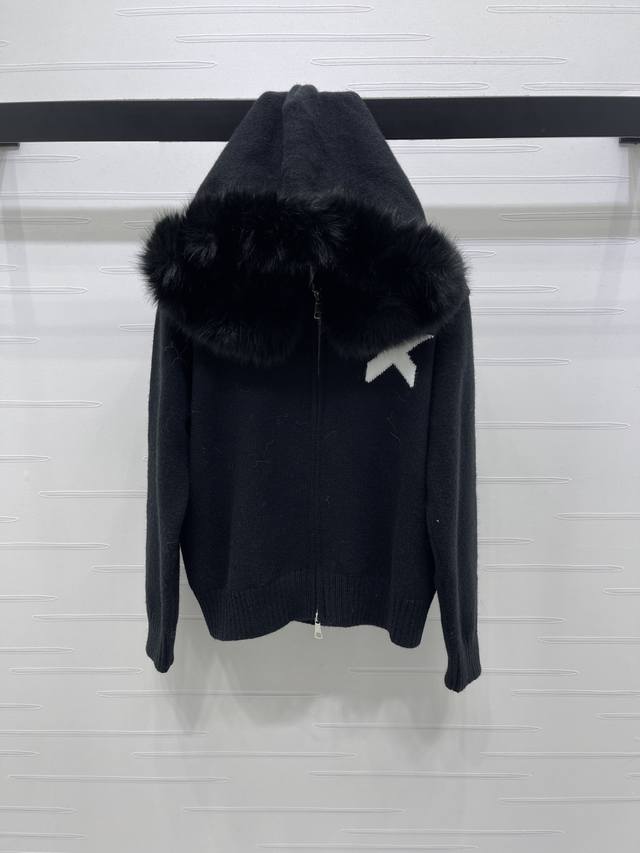 上新原单高端品质 Dio* 2025秋冬最新系列！可拆卸毛领连帽针织开衫！定制羊毛针织材质 柔软舒适 成衣通体素色打底胸前五角星图案 彰显低调高级感 可拆卸狐狸