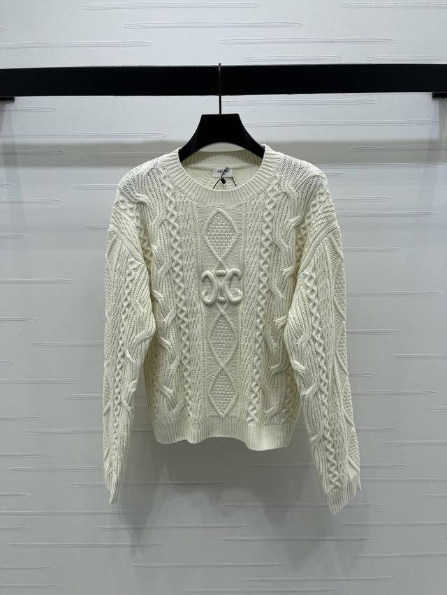 上新原单高端品质 Celin*2025秋冬最新系列！圆领针织长袖上衣！定制进口羊毛针织材质 舒适柔软 大身沿用竖列麻花肌理配合菱格纹钩针设计 袖口衣摆螺纹包边处