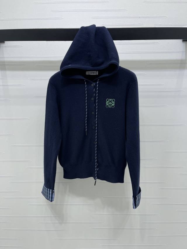 上新原单高端品质Loew*2025秋冬最新系列！撞色拼接针织连帽开衫！定制羊毛纱线织造 质感光泽 舒适亲肤 连帽针织开衫 通体细密钩织纹理设计 袖口撞色条纹拼接