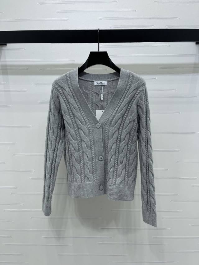 上新原单高端品质 Maxmar* 2025早秋最新系列！麻花V领针织开衫！定制羊毛纱线织造 柔软亲肤 质感十足 V领针织开衫裁剪 时髦休闲 通体麻花编织版型结合