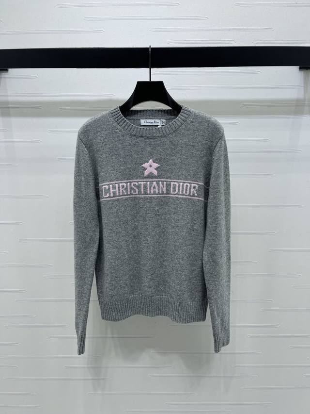 上新原单高端品质 Dio* 2025早秋最新系列！字母徽标套头长袖毛衣！定制羊毛纱线织造 质感高级 舒适柔软 圆领长袖毛衣上衣剪裁 密实针织细腻凸显品牌质感 领