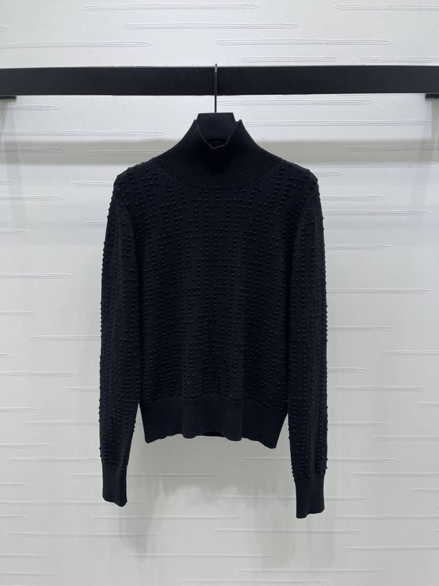上新原单高端品质 Fend* 2025秋冬最新系列！提花高领针织打底衫！定制进口羊毛纱线织造，提花工艺处理，呈现立体凹凸造型，高领针织打底上衣，以弹力坑条螺纹包