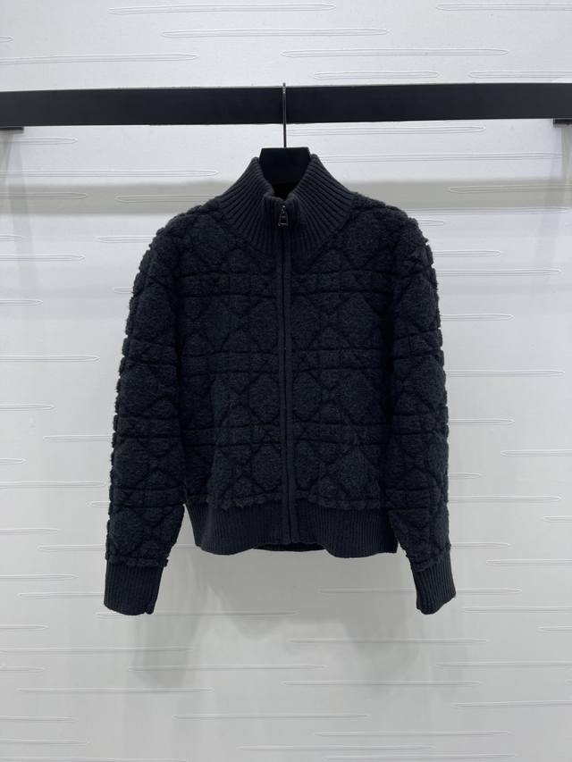 上新原单高端品质 Dio* 2025早秋最新系列！藤格纹刺绣针织开衫外套！定制羊毛针织材质 质感上乘 毛量扎实 立领针织开衫外套版型 成衣以针织螺纹包边收窄 整
