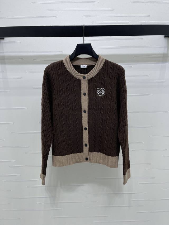 上新原单高端品质Loew*2025秋冬最新系列！麻花圆领针织开衫！定制羊毛纱线织造 柔软亲肤 质感十足 圆领针织开衫裁剪 时髦休闲 胸前饰以图腾徽标刺绣 品牌格