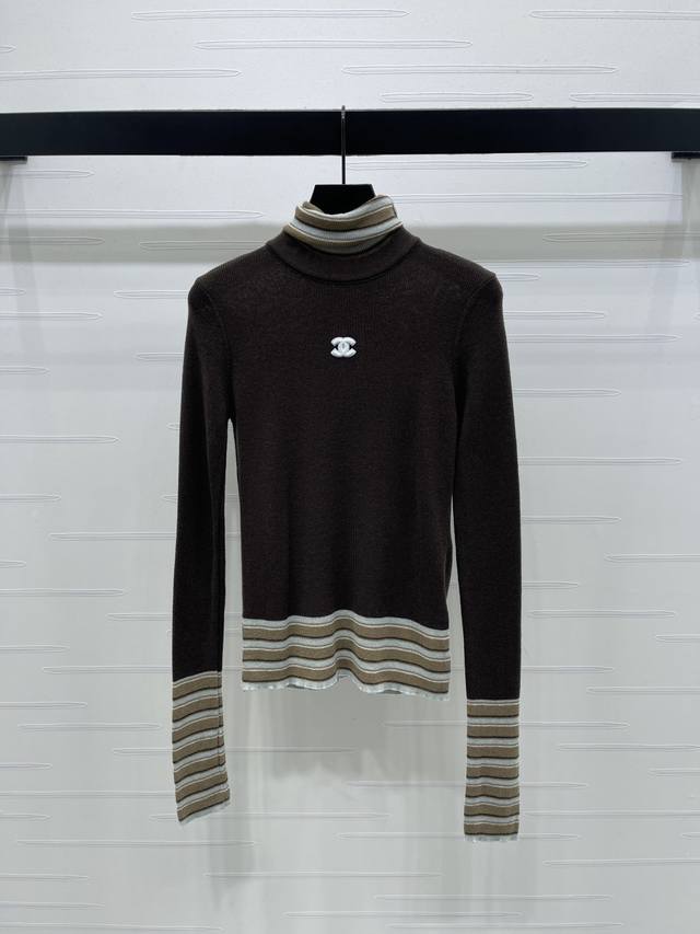 上新原单高端品质 Chane* 2025秋冬最新系列！撞色条纹字母针织高领打底！定制羊毛纱线织造，密度细针织造，清晰毛感肌理，舒适亲肤，高领正肩剪裁，穿出慵懒松