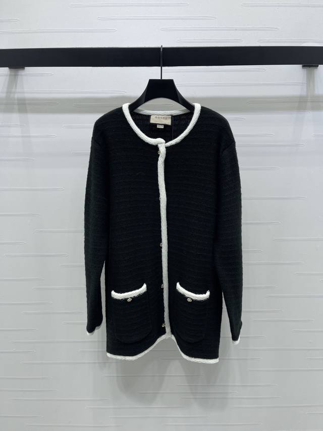 上新原单高端品质 Gucc*2025秋冬最新系列！同步 撞色包边针织开衫！定制全棉纱线织造 还原肌理品相 圆领开衫剪裁 通体立体条纹纹理 开襟钮扣搭配通体白色包