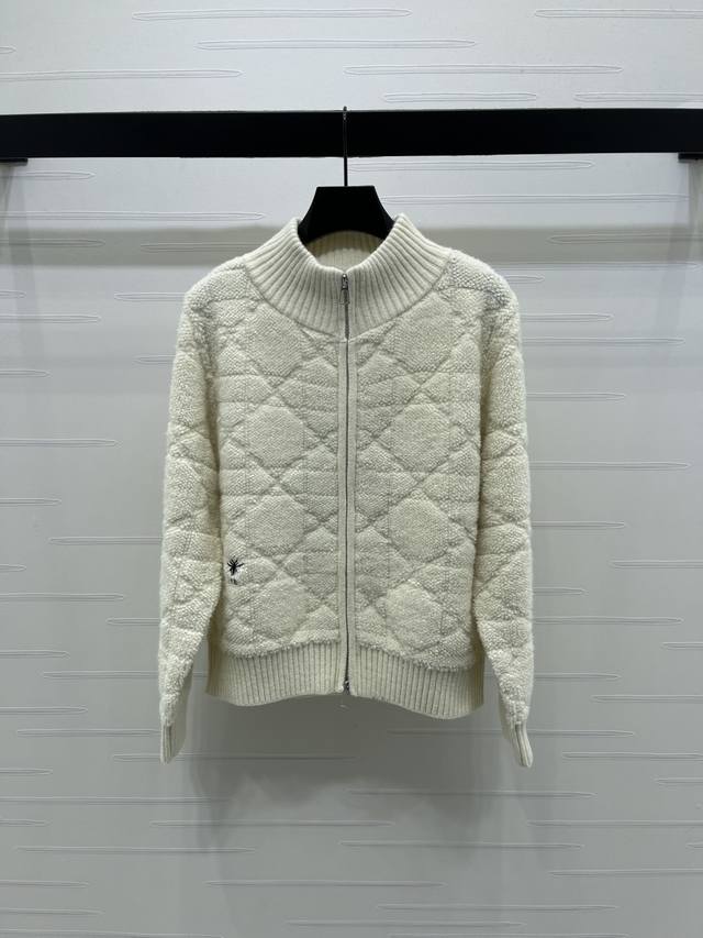 上新原单高端品质 Dio* 2025秋冬最新系列！藤格纹立领开衫！定制羊毛针织材质 质感上乘 毛量扎实 立领开衫版型 成衣以针织螺纹包边收窄 整体造型高级挺括