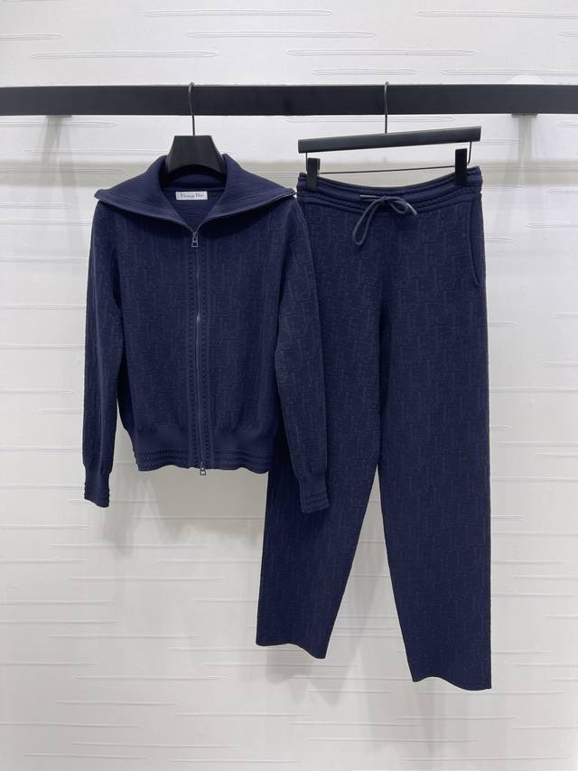 上新原单高端品质 Dio* 2025秋冬最新系列！拉链外套长裤针织套装！定制天丝针织材质 冰透舒适 挺括有型 翻领长袖外套 双拉链设计 通体标志性字母 体现品牌