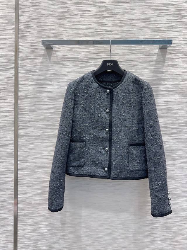 Christian Dio* 锁定2025Fw最新品百搭时尚外套 经典又有型 自带气场 面料质感很奈斯 时髦又高级 颜色超级正 上身显白又显瘦 自带酷帅感的系列