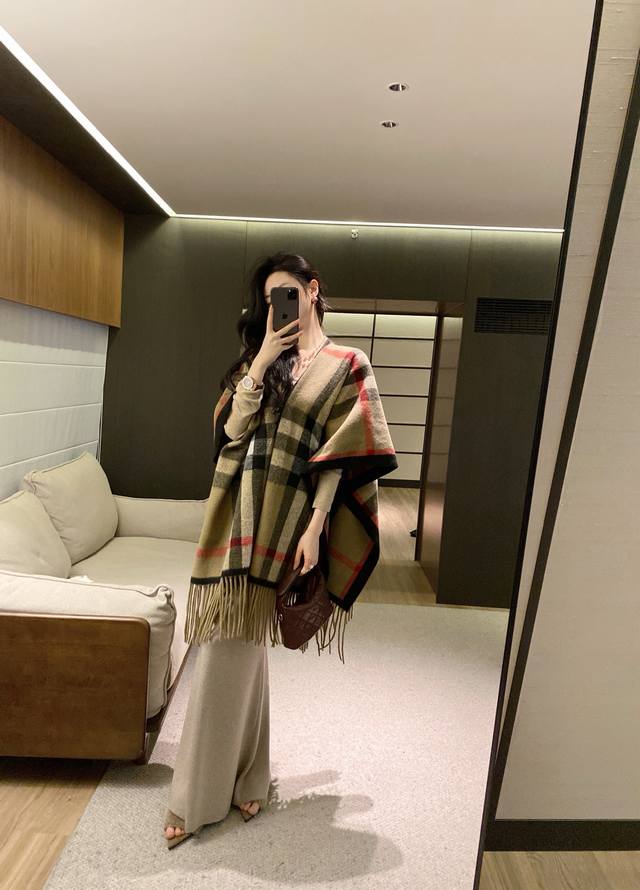 Burberr*经典格子专Gui同款流苏披肩咖色 灰色