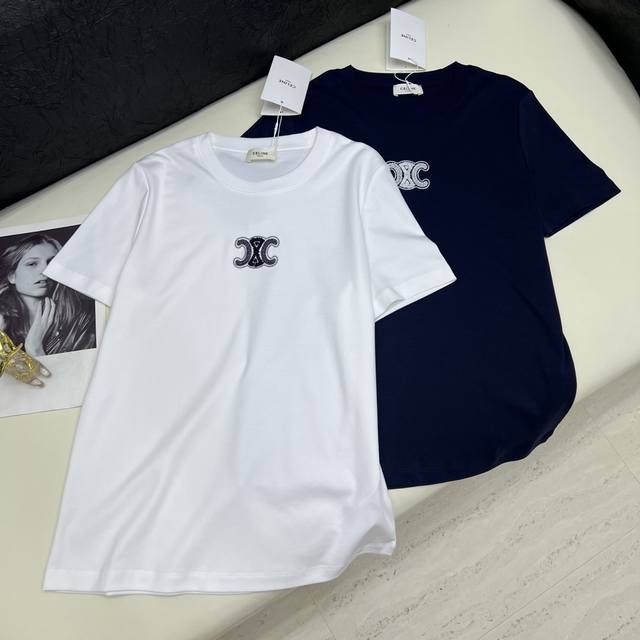 2025新品 实拍 Ce 新款圆领T恤；采用丝光棉面料质感柔软细腻；定制洗水麦辅料齐。版型合身上身效果舒适好看！ 碼数 S-M-L