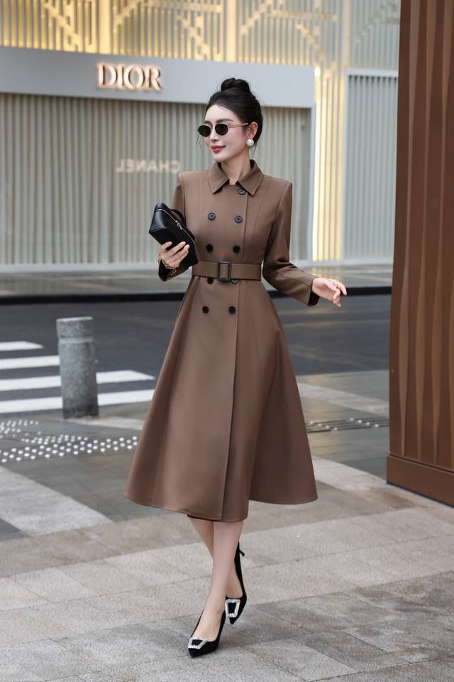 Chane*L气质款风衣外套裙 两个颜色都很高级，很秋冬的感觉简洁经典富有设计感，可做外套也直接当连衣裙穿，自带法式风韵，版型考究，简洁有力利落高级，纯色更显高