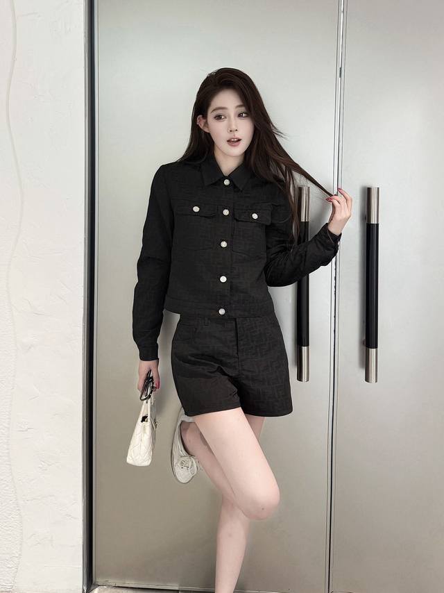 Fend* 2025Fw新款套装 火箭速度出品！整件立体剪裁 全方位精致做工 上身超级遮肉显瘦 超拉腿部比例 简简单单 穿出清爽时髦的高级感 日常优雅又时髦巨百