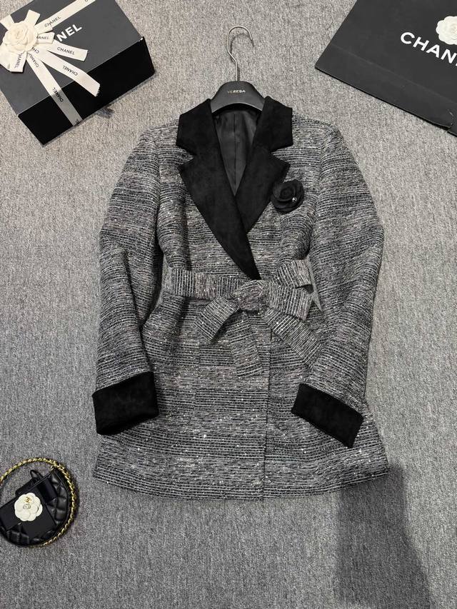 奢华贵气小香高级感外套！ 高定粗花尼～拼色鹿皮绒大翻领廓形系腰带显瘦奢华贵气高级外套！配送山茶花 Smlxl