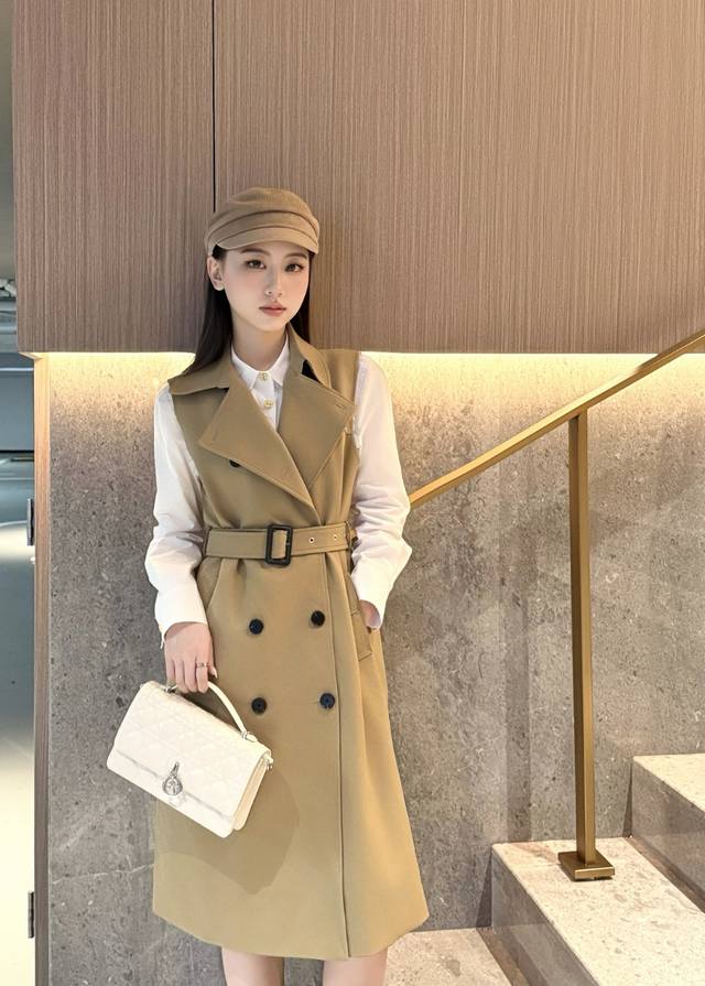 Dior*2025秋冬新款无袖风衣裙 腰部小蜜蜂刺绣点缀装饰 搭配本布腰带 里布通体老花Logo印花面料 后背防风片设计增加层次感 无袖设计洋气十足 两色Sml