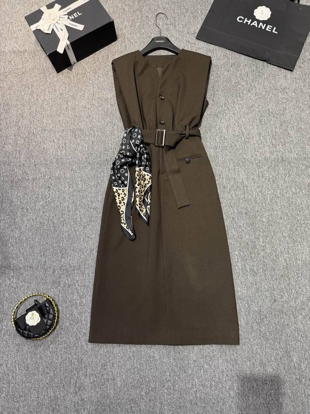 极简名媛风气质裙！ 高雅大气小V领口腰部系腰带松紧腰套头设计显瘦显高显气质百搭无袖裙！配腰带和丝巾 Smlxl