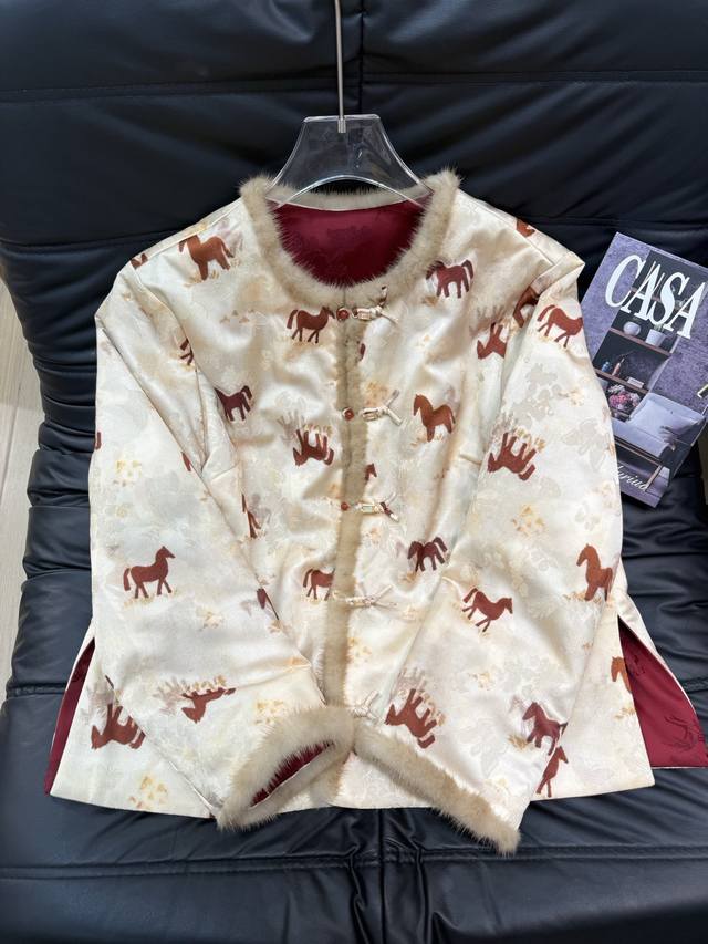 上新两面穿印花聚酯棉服外套。 码数Mlxl