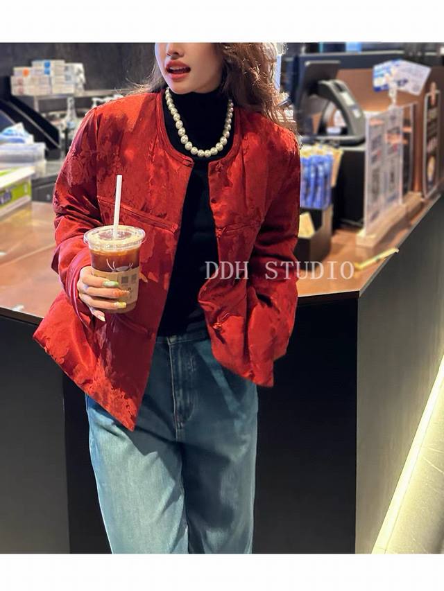 爆款时尚百搭人丝亚麻浮雕提花棉服外套出货啦 秋冬爆款新中式国风 定制提花盘扣棉服外套 圆领宽松复古时尚冬款上衣女 颜色：杏色 粉色 咖色 砖红 码数：S一Xxl