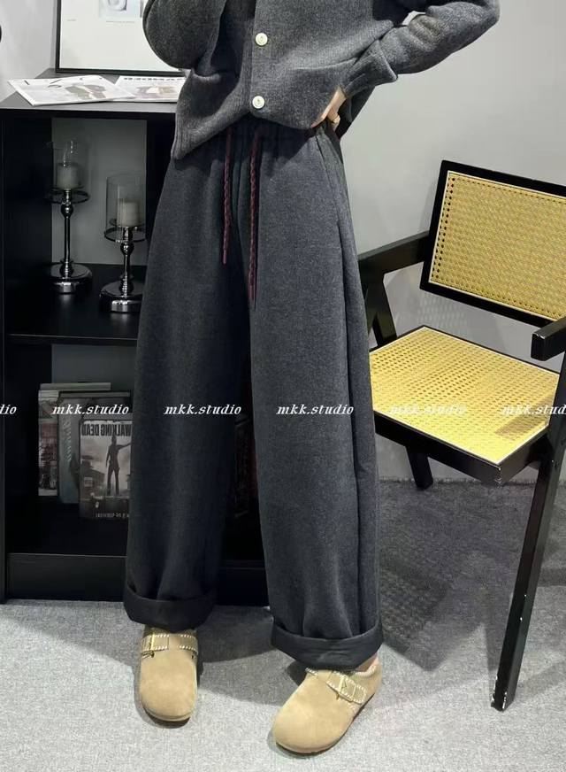 冬季爆款上新晚上出货 慵懒风松紧腰抽绳宽松百搭显瘦直筒休闲裤 侧边马吉拉刺绣工艺 保暖又显瘦显高 颜色：灰色、藏蓝色 尺码：S-Xl 面料：绵羊毛