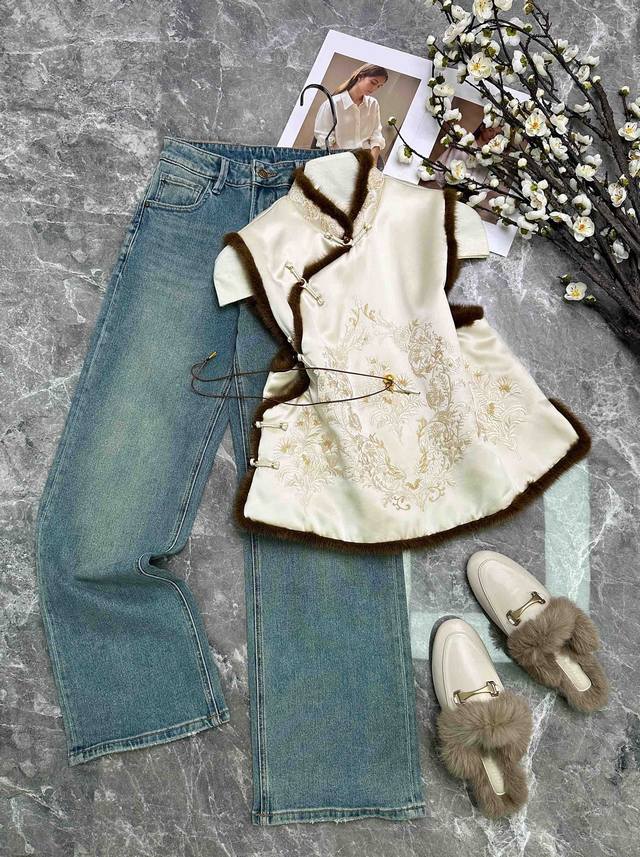 火爆上新醋酸绣花夹棉马甲，捻一缕东方气韵，制作冬日里的暖意诗篇，斜襟一字扣，边缘全部拼接貂毛，触感温暖，平添贵气，内里夹棉，锁住温度，是冬日叠穿的时髦利器黄色，