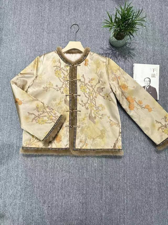 爆款上新 新中式国风盘扣梅花提花水貂毛夹棉外套 颜色：粉色 香槟色 尺码：S Xl