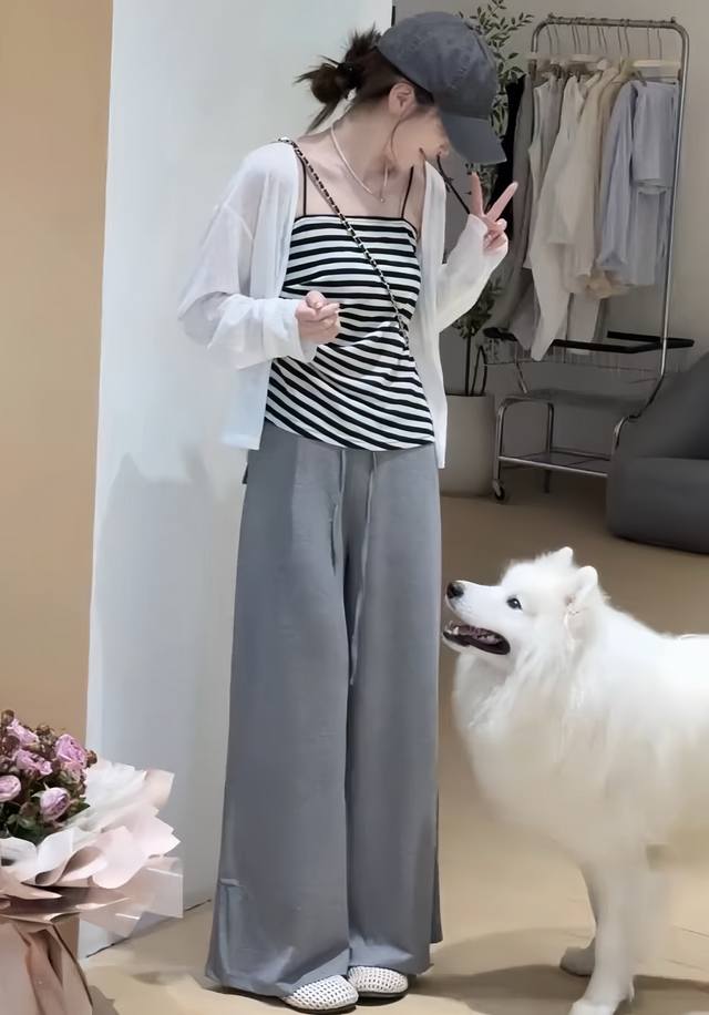 爆款推荐 洋气时尚吊带休闲三件套装 开衫+吊带+松紧休闲裤 设计层次美学 巧妙拉长颈部线条 展现慵懒气质，阔腿裤型 舒适与风度并存 有效修饰腿部线条显瘦又显高