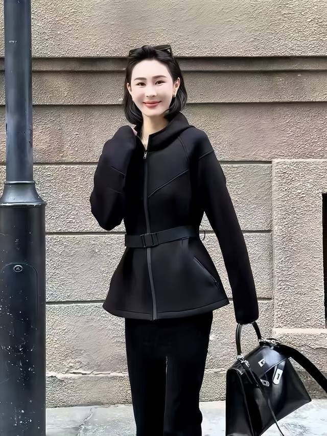 爆款推荐 欧美复古拉链连帽外套 连帽设计简约大气 拉链与拼接线条利落有型 腰间腰带勾勒出精致轮廓 整体风格干练又具格调 Smlxl