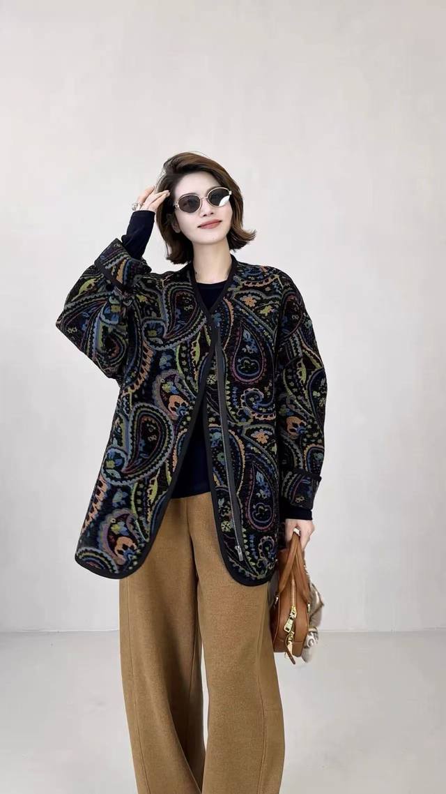 爆款推荐 欧美复古高级显瘦外套 佩斯利花纹核心，采用精致提花工艺，色彩层次丰富且极具艺术感。廓形宽松却不失利落，拉链设计增添现代感，面料质感高级，将复古韵味与当