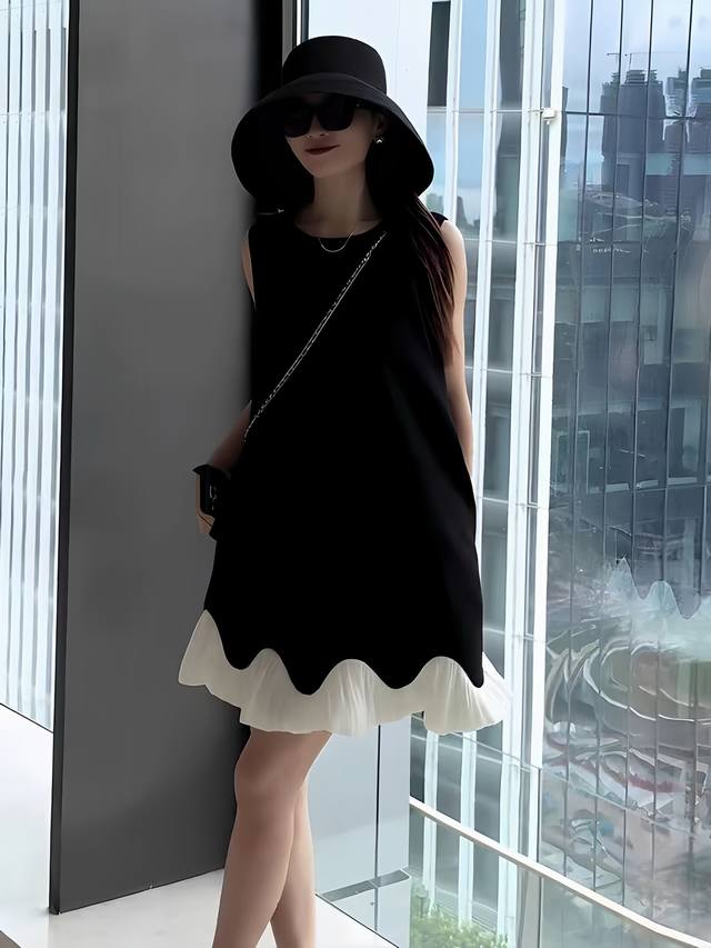 爆款推荐 名媛气质撞色显瘦连衣裙 无袖设计简约大气，裙摆处独特的波浪形拼接，似艺术笔触勾勒，打破单调，尽显精致巧思，整体利落又不失优雅，高级感满满 Smlxl