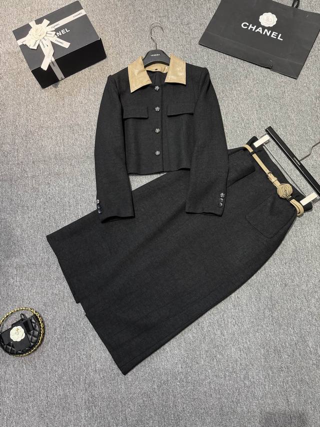 超美小香气质裙套装！ 高雅显气质～小香风拼色领设计 领可拆卸 短款外套显瘦A字半身裙套装！ 配山茶花腰带 Smlxl