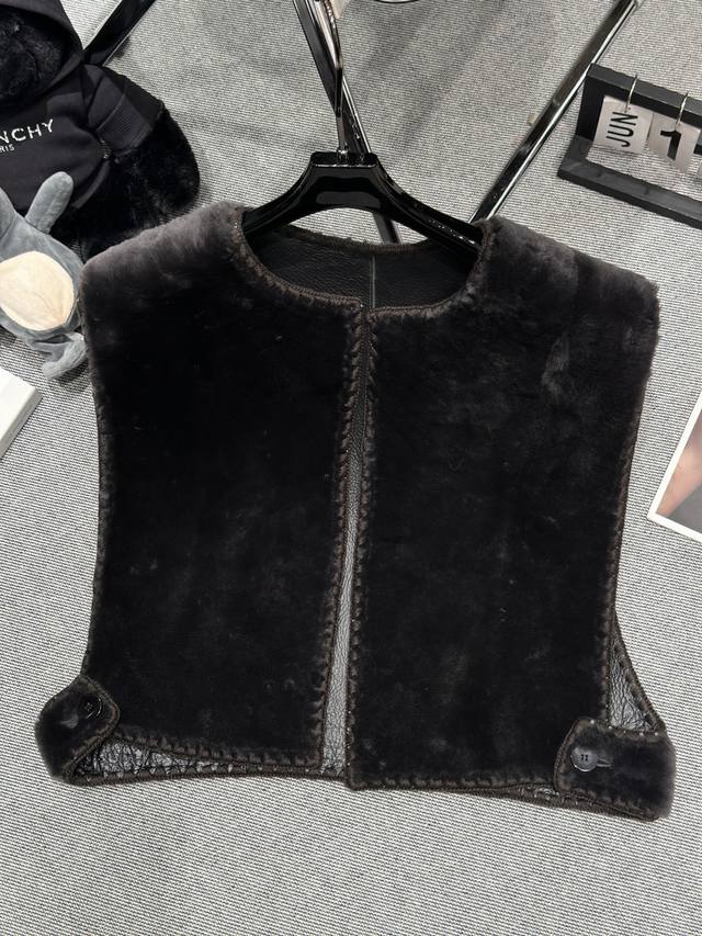 Loew* 2025秋冬美丽奴皮毛一体马甲，边缘采用狗牙绣花，精致立体，美丽奴羊毛皮毛一体，柔软蓬松，轻奢华的叠穿单品。码数S-Xl