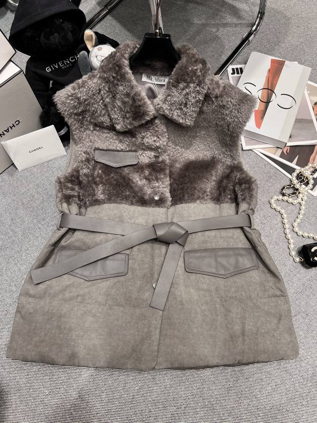Maxmar* 2025秋冬新款皮毛一体鹅绒服，采用澳洲进口莫莉皮羊毛像云朵一样的柔软。拼接亚麻混纺面料，搭配同色系腰带，皮质口袋装饰，填充90白鹅绒，码数S-