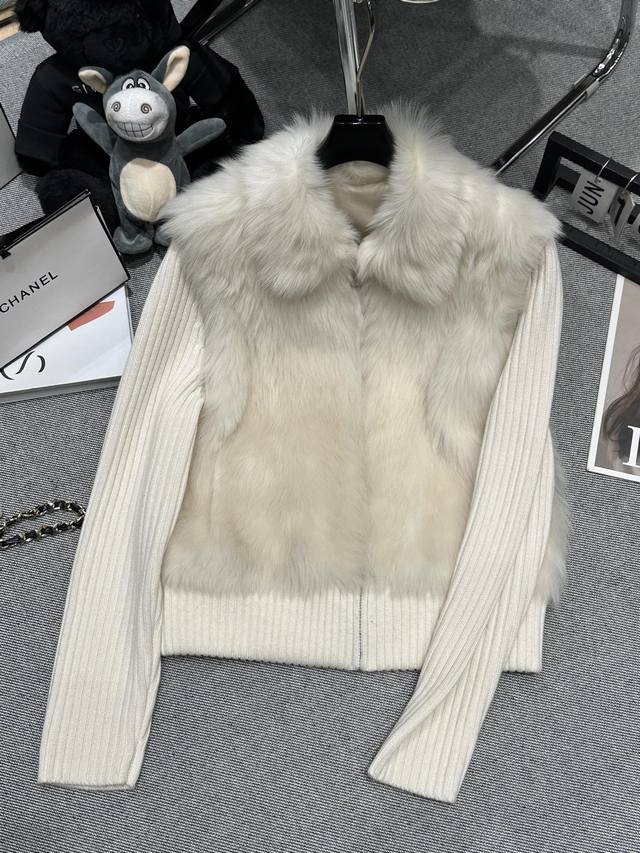 Lp 秋冬新款皮草拼接外套，官网在售，采用进口优质羊毛皮材质，毛流感超级好，袖子采用拉链拼接，超级隐形，版型上身妥妥的气质名媛Sml p1690