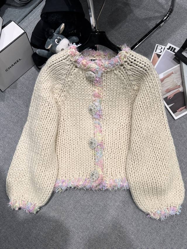Chane* 2025秋冬中古款重磅羊毛开衫，撞色花边点缀粉紫色，复古又甜美Sml