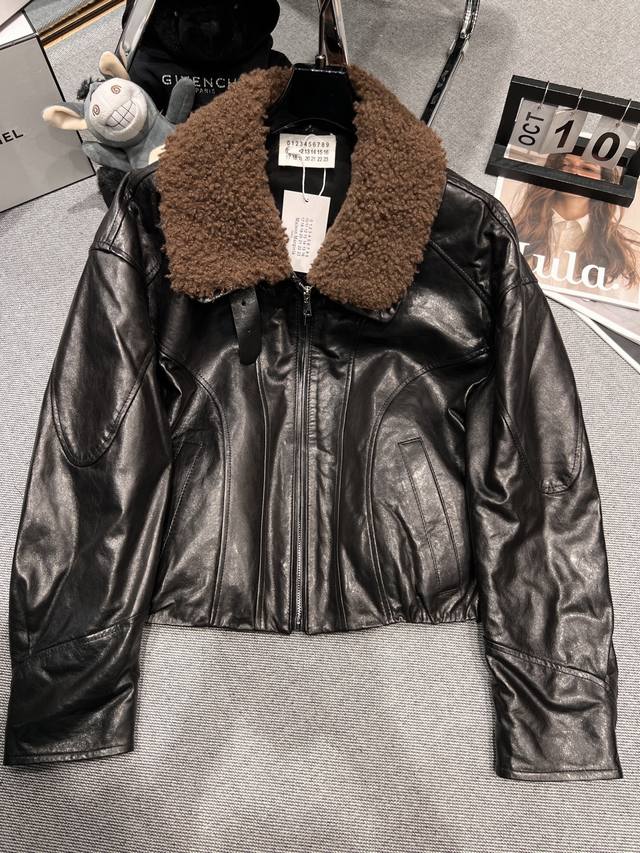 Maison Margiea* 2025秋冬新款皮羽绒，机车皮衣采用做旧皮革，复古感满满，领口颗粒羊羔毛领，90白鹅绒，Smlxl