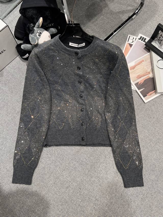 Alexanderwan* 2025早秋新款烫钻施洛华羊毛衫，灰色主调精至烫钻，甜帅Or学院风上身超级漂亮，气场全开，Sml