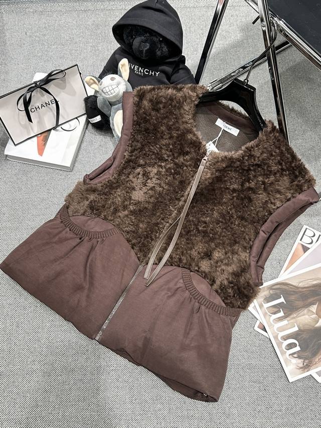 Loew* 2025秋冬新款皮毛一体鹅绒马甲，采用拼接工艺，上半部分是采用美利奴皮毛一体，下半部分填充90白鹅绒，设计感拉满Smlxl