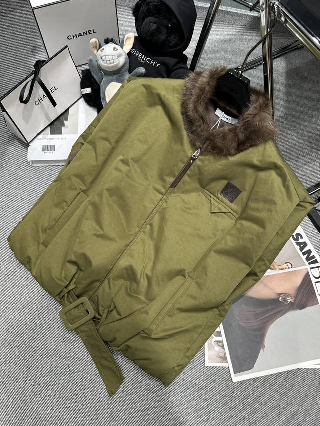 Loew* 2025秋冬新款拼貂领羽绒马甲，领口采用丹麦进口貂，胸前皮质Logo贴标，90白鹅绒，兼具保暖性与时尚感，码数S-Xl