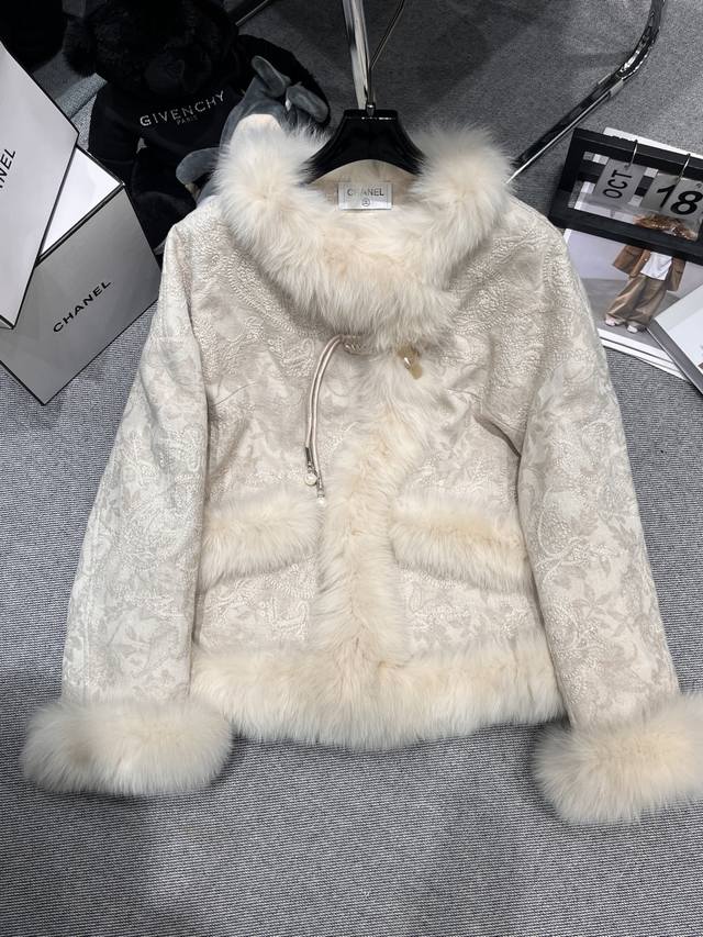 Chane* 2025秋冬狐狸毛羽绒服，采用狐狸毛面料搭配提花工艺，内胆填充90白鹅绒，上身温柔淑女Smlxl